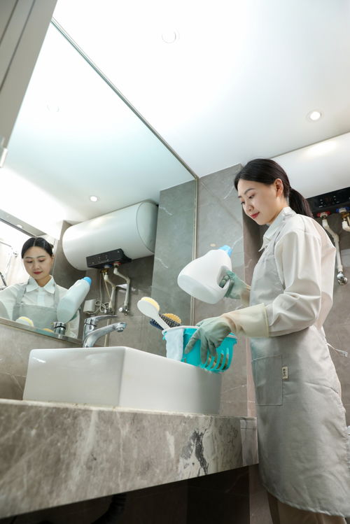 衛(wèi)生間清潔整理保潔服務(wù)女性人物攝影圖 攝影